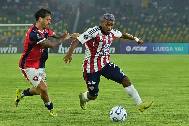 Cerro Porteno's Uruguayan midfielder #02 Fabricio Dominguez and Junior's forward #18 Kevin Perez fight for the ball during the Copa Libertadores group stage football match between Colombia's Junior and Paraguay's Cerro Porteno at the Olimpico Jaime Moron Leon stadium in Cartagena, Bolivar department, Colombia on May 7, 2026. (Photo by Manuel PEDRAZA / AFP)