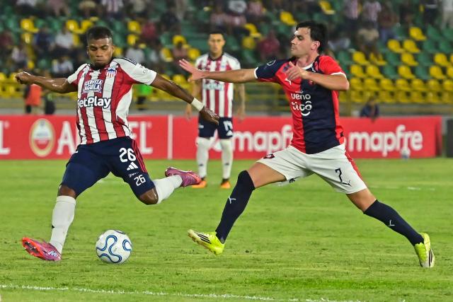 Junior's defender #26 Yeison Suarez and Cerro Porteno's US midfielder #07 Alan Sonora fight for the ball during the Copa Libertadores group stage football match between Colombia's Junior and Paraguay's Cerro Porteno at the Olimpico Jaime Moron Leon stadium in Cartagena, Bolivar department, Colombia on May 7, 2026. (Photo by Manuel PEDRAZA / AFP)