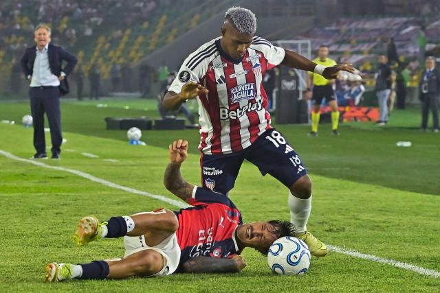Cerro Porteno's Uruguayan midfielder #02 Fabricio Dominguez and Junior's forward #18 Kevin Perez fight for the ball during the Copa Libertadores group stage football match between Colombia's Junior and Paraguay's Cerro Porteno at the Olimpico Jaime Moron Leon stadium in Cartagena, Bolivar department, Colombia on May 7, 2026. (Photo by Manuel PEDRAZA / AFP)