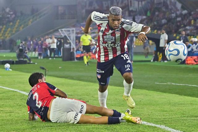 Cerro Porteno's Uruguayan midfielder #02 Fabricio Dominguez and Junior's forward #18 Kevin Perez fight for the ball during the Copa Libertadores group stage football match between Colombia's Junior and Paraguay's Cerro Porteno at the Olimpico Jaime Moron Leon stadium in Cartagena, Bolivar department, Colombia on May 7, 2026. (Photo by Manuel PEDRAZA / AFP)