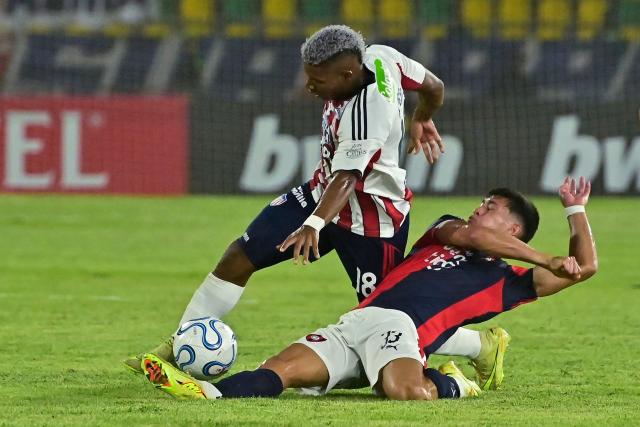 Junior's forward #18 Kevin Perez and Cerro Porteno's  defender #33 Rodrigo Gomez fight for the ball during the Copa Libertadores group stage football match between Colombia's Junior and Paraguay's Cerro Porteno at the Olimpico Jaime Moron Leon stadium in Cartagena, Bolivar department, Colombia on May 7, 2026. (Photo by Manuel PEDRAZA / AFP)
