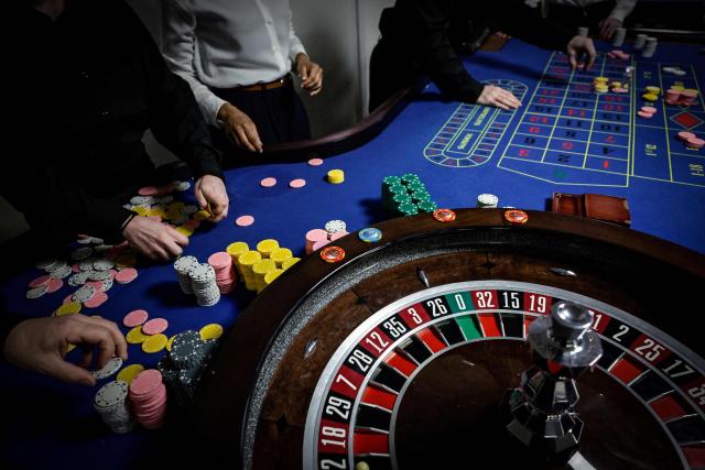 (FILES) Apprentice croupiers attend a training session at the All'in Casino Experts school in Saint-Cloud on March 26, 2026. Freshly trained, 45 croupiers are eager to take to the floor: on May 12, 2026 in Paris, the Partouche Casino Club – the capital’s largest gaming club – is set to open a new four-storey, 5,000-square-metre gaming club near the Champs-Йlysйes avenue. (Photo by STEPHANE DE SAKUTIN / AFP)
