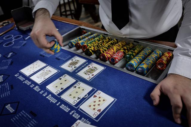 (FILES) An apprentice croupier attends a training session at the All'in Casino Experts school in Saint-Cloud on March 26, 2026. Freshly trained, 45 croupiers are eager to take to the floor: on May 12, 2026 in Paris, the Partouche Casino Club – the capital’s largest gaming club – is set to open a new four-storey, 5,000-square-metre gaming club near the Champs-Йlysйes avenue. (Photo by STEPHANE DE SAKUTIN / AFP)