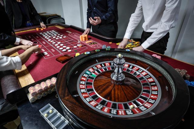 (FILES) Apprentice croupiers attend a training session at the All'in Casino Experts school in Saint-Cloud on March 26, 2026. Freshly trained, 45 croupiers are eager to take to the floor: on May 12, 2026 in Paris, the Partouche Casino Club – the capital’s largest gaming club – is set to open a new four-storey, 5,000-square-metre gaming club near the Champs-Йlysйes avenue. (Photo by STEPHANE DE SAKUTIN / AFP)