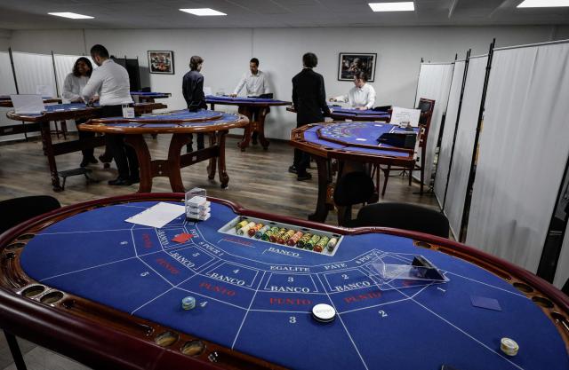(FILES) Apprentices croupiers attend a training session at the All'in Casino Experts school in Saint-Cloud on March 26, 2026. Freshly trained, 45 croupiers are eager to take to the floor: on May 12, 2026 in Paris, the Partouche Casino Club – the capital’s largest gaming club – is set to open a new four-storey, 5,000-square-metre gaming club near the Champs-Йlysйes avenue. (Photo by STEPHANE DE SAKUTIN / AFP)