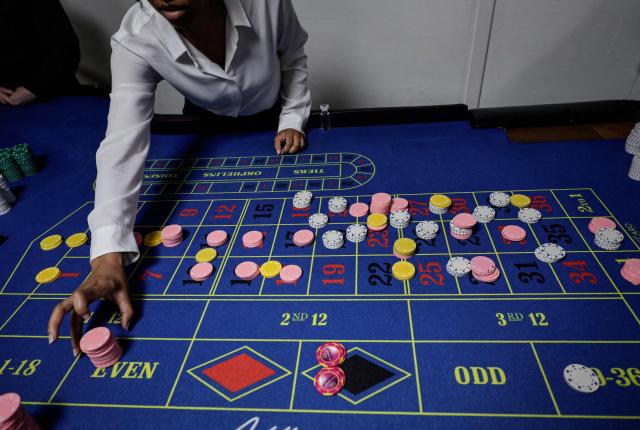 (FILES) An apprentice croupier attends a training session at the All'in Casino Experts school in Saint-Cloud on March 26, 2026. Freshly trained, 45 croupiers are eager to take to the floor: on May 12, 2026 in Paris, the Partouche Casino Club – the capital’s largest gaming club – is set to open a new four-storey, 5,000-square-metre gaming club near the Champs-Йlysйes avenue. (Photo by STEPHANE DE SAKUTIN / AFP)