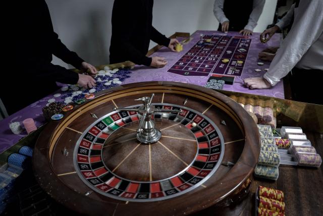 (FILES) Apprentice croupiers attend a training session at the All'in Casino Experts school in Saint-Cloud on March 26, 2026. Freshly trained, 45 croupiers are eager to take to the floor: on May 12, 2026 in Paris, the Partouche Casino Club – the capital’s largest gaming club – is set to open a new four-storey, 5,000-square-metre gaming club near the Champs-Йlysйes avenue. (Photo by STEPHANE DE SAKUTIN / AFP)