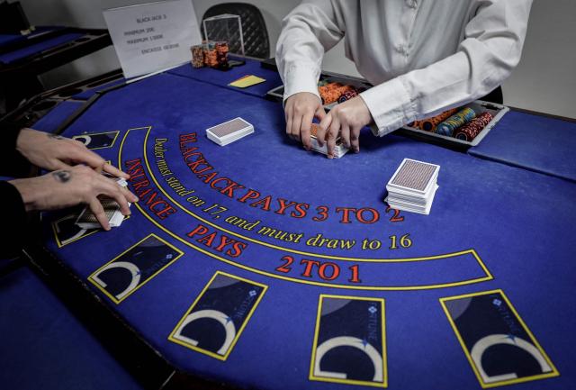 (FILES) Apprentice croupiers attend a training session at the All'in Casino Experts school in Saint-Cloud on March 26, 2026. Freshly trained, 45 croupiers are eager to take to the floor: on May 12, 2026 in Paris, the Partouche Casino Club – the capital’s largest gaming club – is set to open a new four-storey, 5,000-square-metre gaming club near the Champs-Йlysйes avenue. (Photo by STEPHANE DE SAKUTIN / AFP)