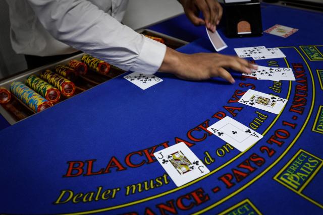 (FILES) An apprentice croupier attends a training session at the All'in Casino Experts school in Saint-Cloud on March 26, 2026. Freshly trained, 45 croupiers are eager to take to the floor: on May 12, 2026 in Paris, the Partouche Casino Club – the capital’s largest gaming club – is set to open a new four-storey, 5,000-square-metre gaming club near the Champs-Йlysйes avenue. (Photo by STEPHANE DE SAKUTIN / AFP)