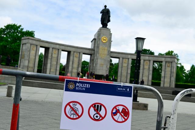 A sign by the police in Berlin indicating the prohibition of uniforms, insignia of rank and the display of Russian and Soviet flags are fixed at a fence at the Soviet War Memorial Tiergarten in Berlin on May 8, 2026 ahead a ceremony in commemoration of the anniversary of the 1945 victory against Nazi Germany. (Photo by John MACDOUGALL / AFP)