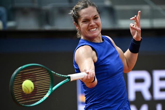 US Caty McNally plays a forehand return to Poland's Iga Swiatek during their women's singles match of the WTA Rome Open tennis tournament at the Foro Italico in Rome on May 8, 2026. (Photo by Filippo MONTEFORTE / AFP)