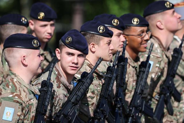 France's Infantry soldiers prepare to parade during a ceremony marking the 81st anniversary of Victory in Europe Day, which commemorates the end of the Second World War in Europe, at the Arc de Triomphe, in Paris on May 8, 2026. (Photo by Ludovic MARIN / POOL / AFP)