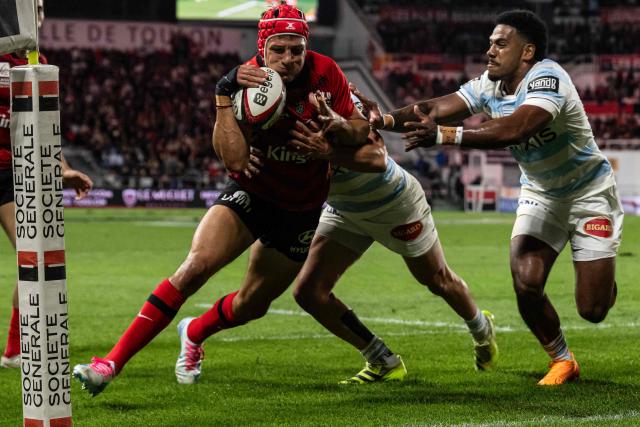 (FILES) Toulon's Argentine-Italian centre Juan Ignacio Brex (L) scores a try during the French Top 14 rugby union match between Rugby Club Toulonnais (Toulon) and Racing 92 at Stade Mayol in Toulon, south-eastern France on October 19, 2025. Still marked by the Champions Cup semi-final elimination in Leinster, the Italian international centre Ignacio Brex has nevertheless switched to the Top 14 and this crucial match for Toulon's qualification on May 9, 2026 at the Vélodrome against Toulouse. (Photo by MIGUEL MEDINA / AFP)