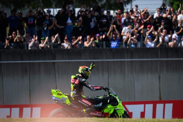 Pertamina Enduro VR46 Racing Team's Italian rider Fabio Di Giannantonio acknowledges the crowd after placing second in the timings at the end of the first practice session ahead of the French Moto GP Grand Prix of France at Le Mans, northwestern France, on May 8, 2026. (Photo by Loic VENANCE / AFP)