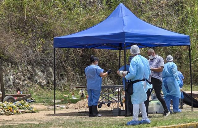 Forensic workers exhume the body of political prisoner Victor Navas at the Parque Jardin La Puerta cemetery, in Caracas, on May 8, 2026. Venezuela's prisons ministry on May 7 acknowledged the death in custody of a political prisoner nearly a year after his passing and after his mother spent months searching for him. Victor Hugo Quero Navas, 51, was arrested in January 2025 on terrorism charges, a charge regularly used to lock up dissidents under ousted socialist president Nicolas Maduro. (Photo by AFP)