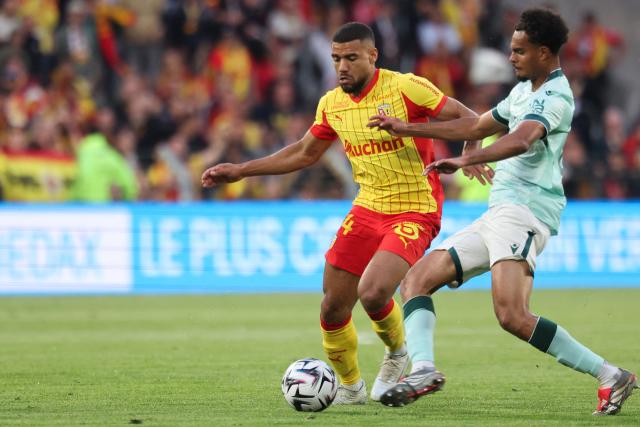 Lens' French defender #14 Matthieu Udol (L) and Nantes' Madagascan defender #22 Mathieu Acapandie fight for the ball during the French L1 football match between RC Lens and FC Nantes at the Stade Bollaert-Delelis stadium in Lens on May 8, 2026. (Photo by Francois LO PRESTI / AFP)