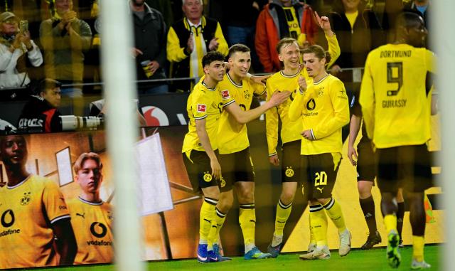 Dortmund's German defender #04 Nico Schlotterbeck (2nd L) celebrates scoring the 2-1 goal with his teammates during the German first division Bundesliga football match between BVB Borussia Dortmund and Eintracht Frankfurt in Dortmund, western Germany on May 8, 2026. (Photo by INA FASSBENDER / AFP) / DFL REGULATIONS PROHIBIT ANY USE OF PHOTOGRAPHS AS IMAGE SEQUENCES AND/OR QUASI-VIDEO
