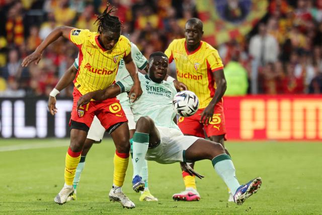Lens' Malian midfielder #21 Amadou Haidara (L) and Nantes' French midfielder #21 Mohamed Kaba (C) fight for the ball during the French L1 football match between Lens and Nantes at the Bollaert Delelis stadium in Lens, northern France on May 8, 2026. (Photo by Francois LO PRESTI / AFP)