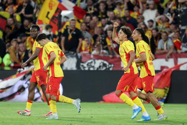 Lens' Portuguese midfielder #04 Mezian Mesloub Soares (2nd R) celebrates with teammates after scoring his team's first goal during the French L1 football match between RC Lens and FC Nantes at the Stade Bollaert-Delelis stadium in Lens on May 8, 2026. (Photo by Francois LO PRESTI / AFP)