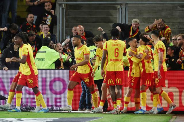 Lens' Portuguese midfielder #4 Mezian Mesloub Soares (2nd R) is congratuled by teammates after scoring his team's first goal during the French L1 football match between RC Lens and FC Nantes at the Stade Bollaert-Delelis stadium in Lens on May 8, 2026. (Photo by Francois LO PRESTI / AFP)