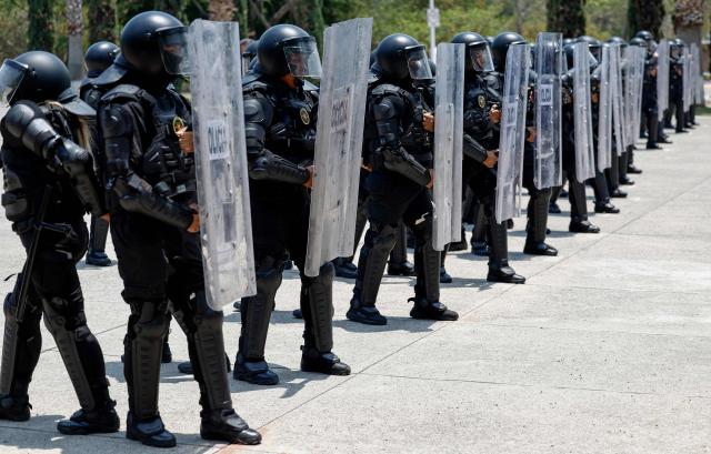 Jalisco state police officers take part in a crowd control training session for sporting events led by Spain's National Police riot units (UIP) ahead of the 2026 FIFA World Cup in Guadalajara, Jalisco state, Mexico, on May 8, 2026. (Photo by ULISES RUIZ / AFP)
