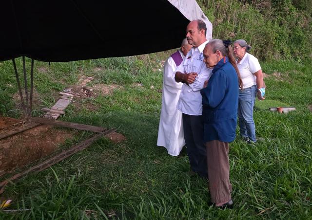 Carmen Navas (R)attends the funeral of her son, political prisoner Victor Quero Navas, at the Metropolitano Monumental del Este cemetery in Caracas on May 8, 2026, after his body was exhumed from another cemetery. Venezuela's prisons ministry on May 7 acknowledged the death in custody of a political prisoner nearly a year after his passing and after his mother spent months searching for him. Victor Hugo Quero Navas, 51, was arrested in January 2025 on terrorism charges, a charge regularly used to lock up dissidents under ousted socialist president Nicolas Maduro. (Photo by AFP)