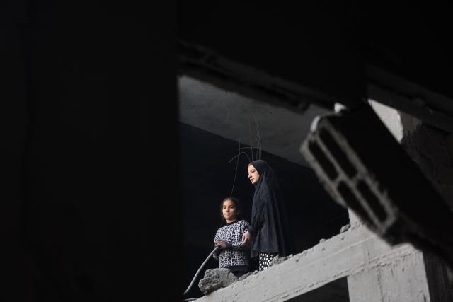 Palestinians stand inside a damaged building, a day after of an Israeli strike at the Shati refugee camp (Beach) in Gaza City, on May 9, 2026. Despite an October ceasefire, Gaza remains gripped by daily violence as Israeli strikes continue, with both the military and Hamas accusing one another of violating the truce. (Photo by Omar AL-QATTAA / AFP)