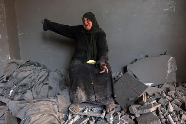 A Palestinian woman weeps while sitting amid the debris of a destroyed building, a day after of an Israeli strike at the Shati refugee camp (Beach) in Gaza City, on May 9, 2026. Despite an October ceasefire, Gaza remains gripped by daily violence as Israeli strikes continue, with both the military and Hamas accusing one another of violating the truce. (Photo by Omar AL-QATTAA / AFP)