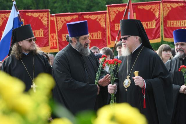 Clergymen of the Russian Orthodox Church arrive to pay their respect at the Soviet War Memorial Tiergarten in Berlin on May 9, 2026, the 81st anniversary of the 1945 victory against Nazi Germany. (Photo by RALF HIRSCHBERGER / AFP)