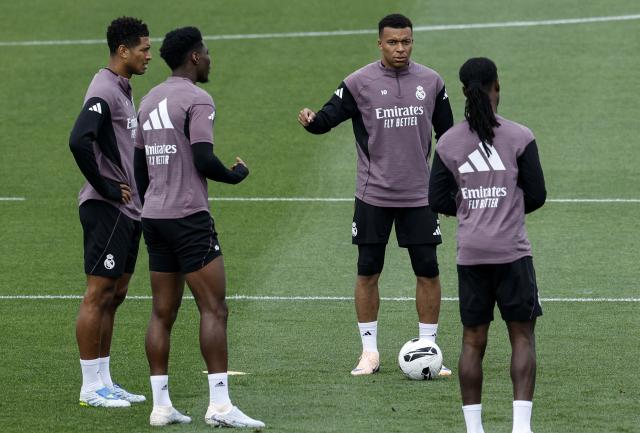 Real Madrid's French midfielder #14 Aurelien Tchouameni (2L), Real Madrid's French forward #10 Kylian Mbappe (R) and teammates take part in a training session on the eve of the Spanish league football match between FC Barcelona and Real Madrid CF, at Real Madrid Sports City in Valdebebas, in the outskirts of Madrid, on May 9, 2026. (Photo by OSCAR DEL POZO / AFP)