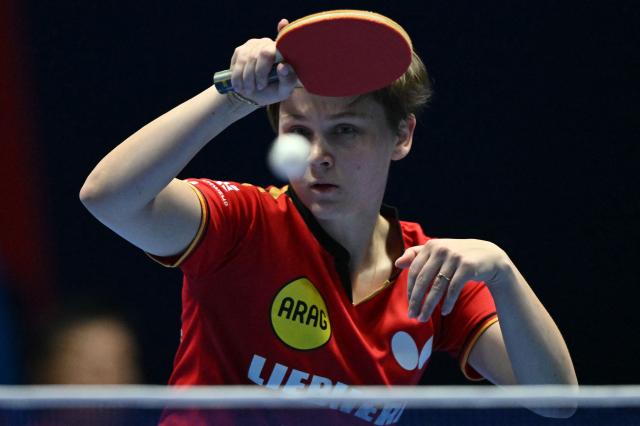 TOPSHOT - Germany's Nina Mittelham plays against Japan's Honoka Hashimoto during their Women's Teams semifinal match at the ITTF World Table Tennis Championships in Wembley Arena, west London on May 9, 2026. (Photo by Glyn KIRK / AFP)