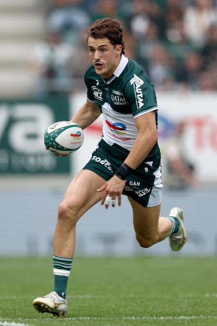 Pau's French wing Grégoire Arfeuil runs with the ball during the French Top14 rugby union match between Section Paloise (Pau) and Castres at the Hameau Stadium in Pau, south-western France, on May 9, 2026. (Photo by ROMAIN PERROCHEAU / AFP)
