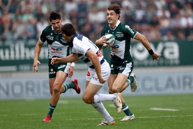 Pau's French wing Grégoire Arfeuil (R) runs with the ball during the French Top14 rugby union match between Section Paloise (Pau) and Castres at the Hameau Stadium in Pau, south-western France, on May 9, 2026. (Photo by ROMAIN PERROCHEAU / AFP)