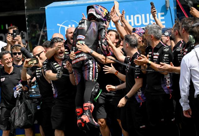 Aprilia Racing's Spanish rider Jorge Martin (C) celebrates with his team in parc ferme after winning the Moto GP Grand Prix of France Sprint race at Le Mans, northwestern France, on May 9, 2026. (Photo by Loic VENANCE / AFP)