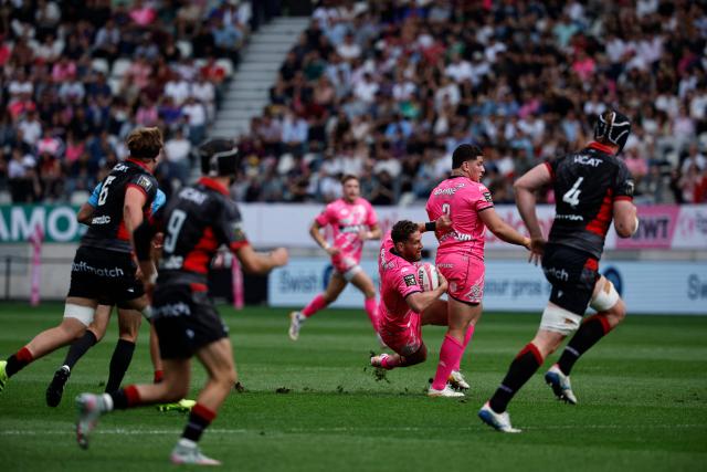 Stade Français' New Zealand scrum-half Tawera Kerr-Barlow (C) runs with the ball during the French Top 14 rugby union match between Stade Francais and Lyon Olympique Universitaire Rugby at the Jean Bouin Stadium in Paris on May 9, 2026. (Photo by SIMON WOHLFAHRT / AFP)