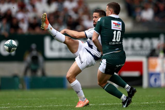Castres' French fly half Enzo Herve (L) clears the ball during the French Top14 rugby union match between Section Paloise (Pau) and Castres at the Hameau Stadium in Pau, south-western France, on May 9, 2026. (Photo by ROMAIN PERROCHEAU / AFP)