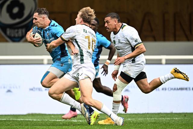 TOPSHOT - Montpellier’s French fly-half Thomas Vincent fends off Montauban's French fly half Merlin Leflamand (C) during the French Top 14 rugby union match between Montpellier Herault Rugby and US Montauban at the Septeo Stadium in Montpellier, southern France on May 9, 2026. (Photo by Gabriel BOUYS / AFP)