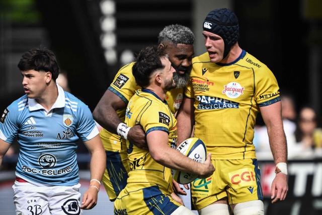 Clermont's New Zelander Harrison Plummer (C) celebrates with team mates after scoring a try during the French Top 14 rugby union match between ASM Clermont Auvergne and USAP Perpignan at the Marcel-Michelin Stadium in Clermont-Ferrand, central France, on May 9, 2026. (Photo by JEFF PACHOUD / AFP)