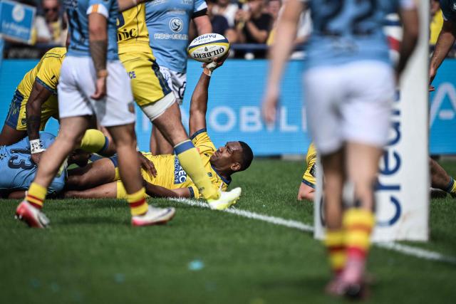 TOPSHOT - Clermont's Fijian centre Alivereti Loaloa (C) celebrates after scoring a try during the French Top 14 rugby union match between ASM Clermont Auvergne and USAP Perpignan at the Marcel-Michelin Stadium in Clermont-Ferrand, central France, on May 9, 2026. (Photo by JEFF PACHOUD / AFP)