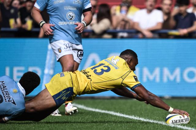 Clermont's Fijian centre Alivereti Loaloa (R) scores a try during the French Top 14 rugby union match between ASM Clermont Auvergne and USAP Perpignan at the Marcel-Michelin Stadium in Clermont-Ferrand, central France, on May 9, 2026. (Photo by JEFF PACHOUD / AFP)