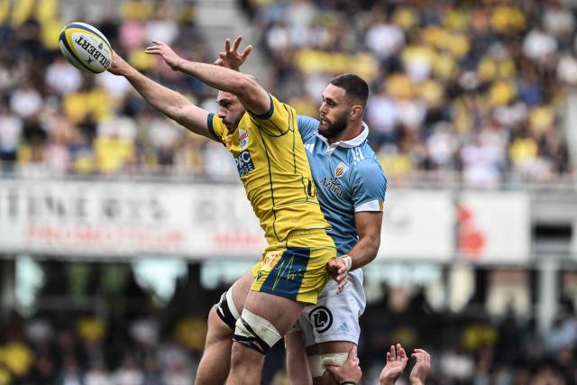 Clermont's French flanker Anthime Hemery (L) fights for the ball with Perpignan's French flanker Max Hicks (R) during the French Top 14 rugby union match between ASM Clermont Auvergne and USAP Perpignan at the Marcel-Michelin Stadium in Clermont-Ferrand, central France, on May 9, 2026. (Photo by JEFF PACHOUD / AFP)