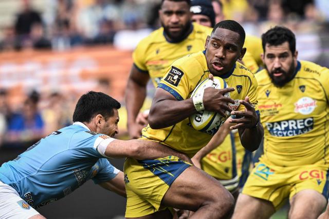Clermont's Fijian centre Alivereti Loaloa (R) is tackled by Perpignan's Argentine centre Jerónimo De La Fuente (L) during the French Top 14 rugby union match between ASM Clermont Auvergne and USAP Perpignan at the Marcel-Michelin Stadium in Clermont-Ferrand, central France, on May 9, 2026. (Photo by JEFF PACHOUD / AFP)