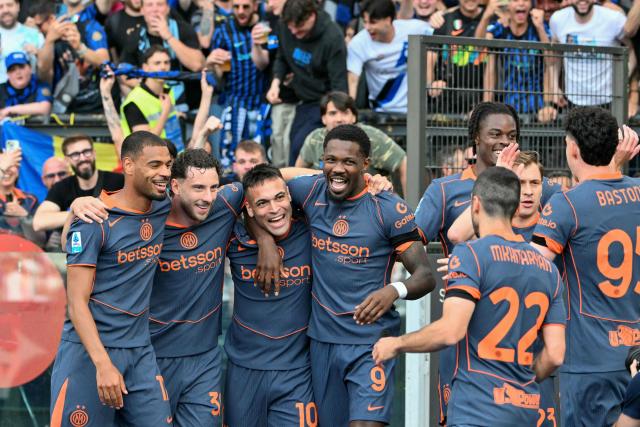 Inter Milan's Argentine forward #10 Lautaro Martinez (C) celebrates with teammates after scoring his team's first goal during the Italian Serie A football match between Lazio and InterMilan at the Olympic stadium in Rome on May 9, 2026. (Photo by Alberto PIZZOLI / AFP)