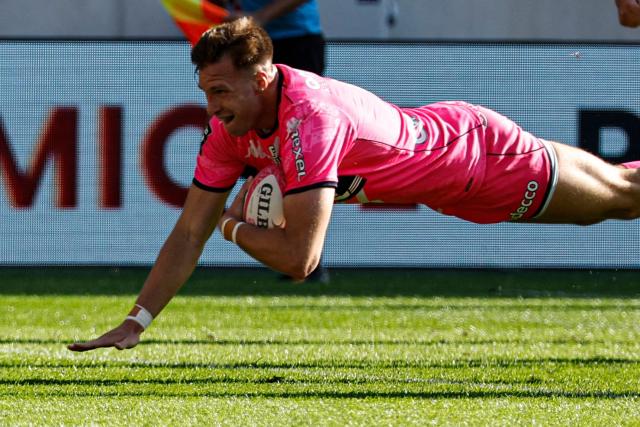 Stade Français' French full-back Leo Barre dives to score a try during the French Top 14 rugby union match between Stade Francais and Lyon Olympique Universitaire Rugby at the Jean Bouin Stadium in Paris on May 9, 2026. (Photo by SIMON WOHLFAHRT / AFP)