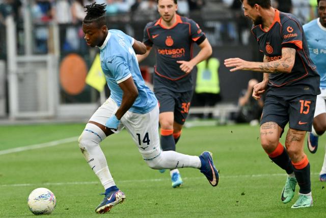 Lazio's Dutch forward #14 Tijjani Noslin (L) controls the ball during the Italian Serie A football match between Lazio and InterMilan at Olympic stadium in Rome on May 9, 2026. (Photo by Alberto PIZZOLI / AFP)