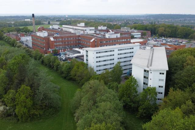 An overhead view shows Arrowe Park Hospital, where British nationals set to be repatriated after contracting hantavirus aboard an Atlantic expedition cruise ship are set to be quarantined, in Wirral, north west England on May 9, 2026. Repatriation flights for passengers aboard the cruise ship MV Hondius, hit by a deadly hantavirus outbreak are already planned to the United States, Britain, France and other countries, Spain's interior minister announced on on May 9,2026. The British passengers will have to isolate for 45 days once they return to the UK, and will be closely monitored and tested by the agency. (Photo by Annabel Lee-Ellis / AFP)
