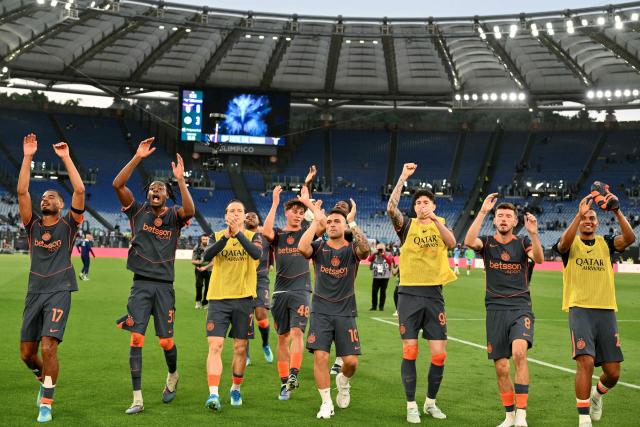 Inter Milan's players applaud as they celebrate after winning   the Italian Serie A football match between Lazio and InterMilan at Olympic stadium in Rome on May 9, 2026. (Photo by Alberto PIZZOLI / AFP)