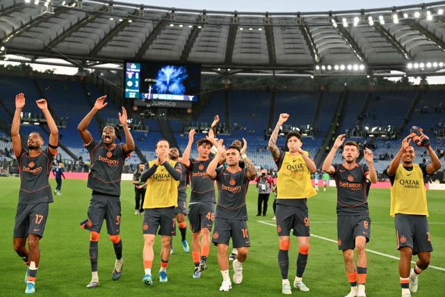 Inter Milan's players applaud as they celebrate after winning   the Italian Serie A football match between Lazio and InterMilan at Olympic stadium in Rome on May 9, 2026. (Photo by Alberto PIZZOLI / AFP)