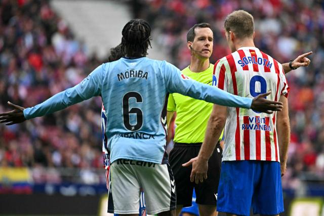 Referee Iosu Galech gestures to Atletico Madrid's Norwegian forward #09 Alexander Sorloth (R) during the Spanish league football match between Club Atletico de Madrid and RC Celta de Vigo at the Metropolitano Stadium in Madrid on May 9, 2026. (Photo by Javier SORIANO / AFP)