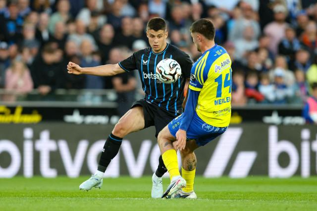 Club Brugge's Italian forward #07 Nicolò Tresoldi (L) and STVV's French midfielder #14 Ryan Merlen fight for the ball during the Belgian "Pro League" Champions' play-off (day 7 out of 10) football match between Club Brugge KV and Sint-Truidense Voetbalvereniging (STVV) at the Jan Breydel Stadium in Bruges on May 9, 2026. (Photo by BRUNO FAHY / BELGA / AFP)